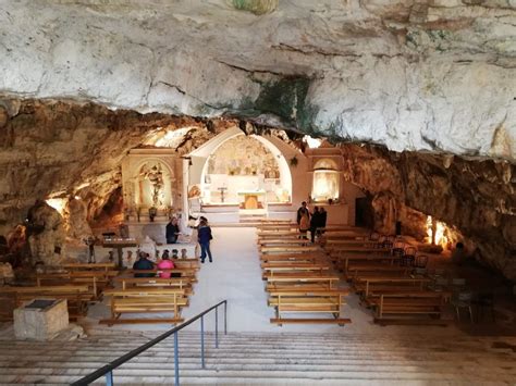 Interno della chiesa con la navata scavata nella roccia e l'altare