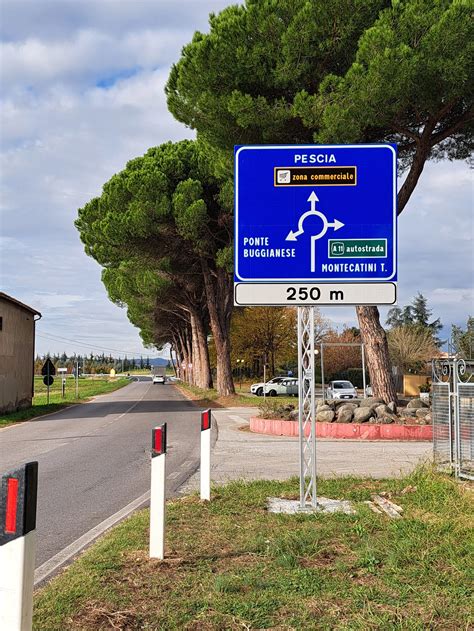 Segnaletica stradale per l'Eremo e la Grotta del Vento