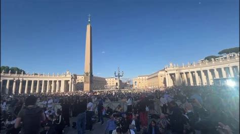 Folla in Piazza San Pietro in attesa della fumata