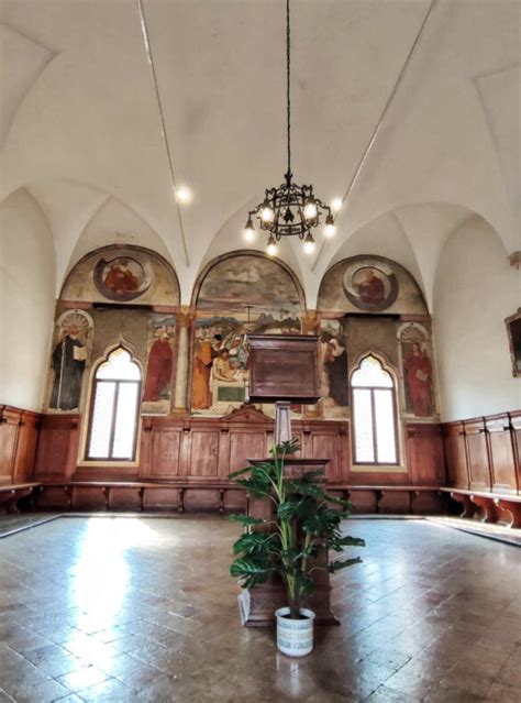 Interno della Sala Capitolare dell'Abbazia di Praglia, mostrando l'affresco della Deposizione di Cristo