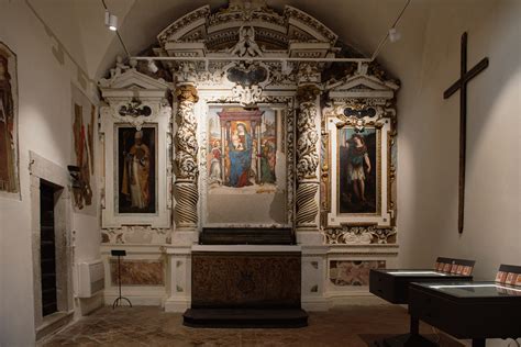Foto dell'altare maggiore dell'Oratorio della Madonna del Gonfalone con stucchi dorati