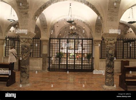Foto dell'interno della cripta con colonne e altare