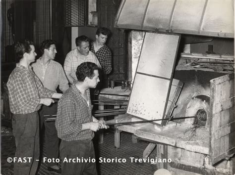 Illustrazione di maestri vetrai al lavoro in una fornace storica