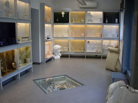 Interno della Villa Rosa con esposizione di manufatti in vetro