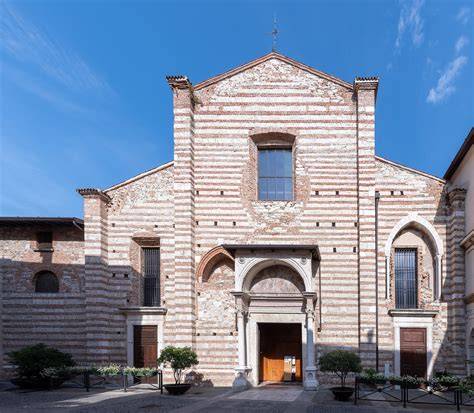 Foto panoramica del complesso monastico e della chiesa di San Giovanni Evangelista a Lecce