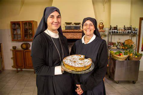 Foto delle monache benedettine impegnate nella preparazione dei dolci di mandorla