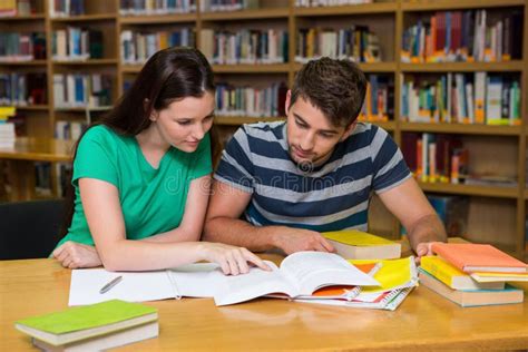 Foto di studenti universitari che studiano insieme in un'aula universitaria o in una biblioteca