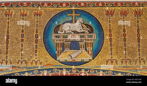 Dettaglio dell'altare con la miniatura dell'Agnello