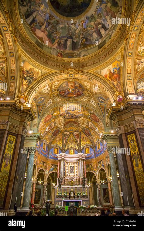 Interno del Santuario della Beata Vergine della Sedia con affreschi e altare