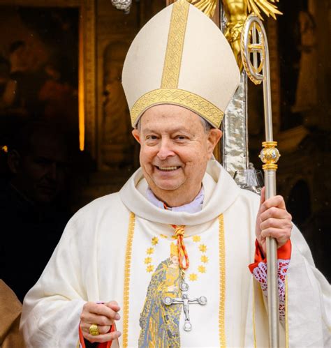 Vescovo che saluta i fedeli durante una visita pastorale, con sfondo di chiesa