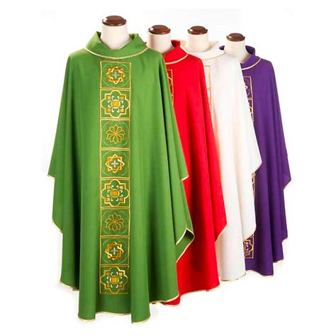 Dettaglio di paramenti liturgici di alta qualità, con pianeta bianca ricamata