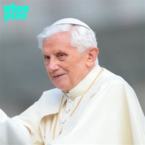 Papa Benedetto XVI durante una celebrazione liturgica rivolto verso l'altare