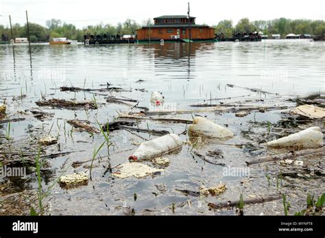 Foto di un tratto inquinato del fiume Tamigi a inizio '900