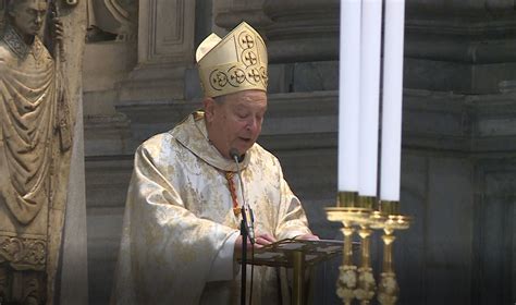 Il Cardinale Bagnasco durante un pellegrinaggio a Fatima, un luogo simbolo di fede e speranza