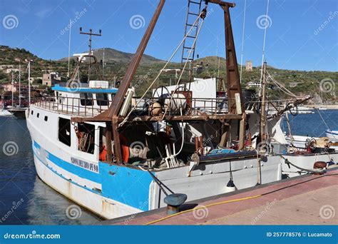 peschereccio tradizionale al porto di Cetara con reti