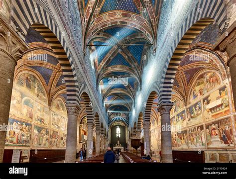Veduta panoramica della facciata della Collegiata di Santa Maria Assunta ad Arco con la piazza antistante