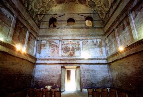 Foto esterna della Chiesa di Sant'Urbano alla Caffarella, con vista sulla valle