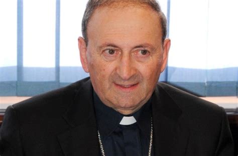 Monsignor Francesco Cacucci durante una celebrazione liturgica