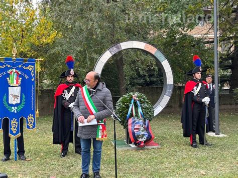 Foto di un monumento ai caduti durante una cerimonia commemorativa
