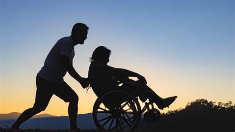 Foto di persone con disabilità che godono di un bagno assistito in mare