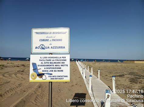 Foto di una passerella accessibile sulla spiaggia che porta all'acqua