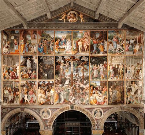 Dettaglio di sculture e dipinti di Gaudenzio Ferrari in una cappella