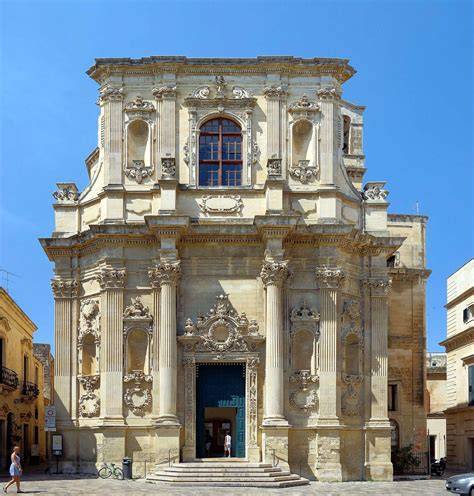 Veduta esterna della Chiesa di Santa Chiara a Lecce, con la sua facciata barocca convessa