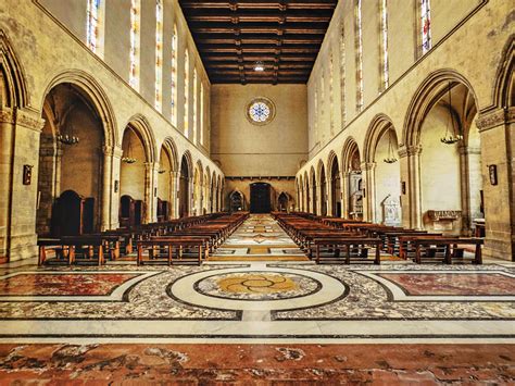 Interno della Chiesa di Santa Chiara a Lecce con il soffitto in cartapesta e gli altari laterali