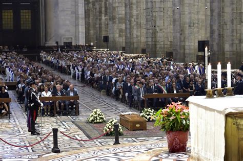 Veduta del Duomo di Milano gremito durante i funerali del Cardinale Dionigi Tettamanzi