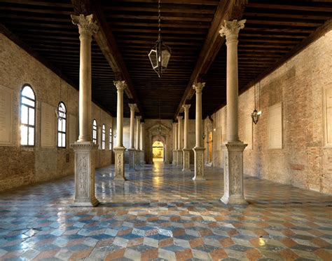 Interno della Scuola Grande di San Marco con dettagli del soffitto e delle opere d'arte