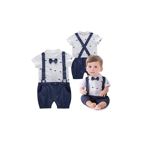 Bambino in abito estivo per battesimo