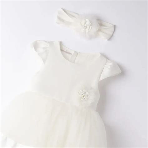 Bambina in abito da battesimo classico bianco con pizzi