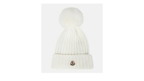 Bambina con cappottino di lana e cappello per battesimo invernale