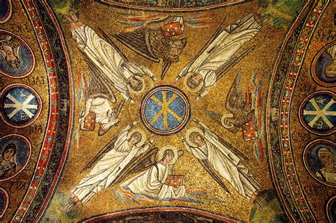 Dettaglio dei mosaici del pergolato paradisiaco con uccelli nel vestibolo della Cappella di Sant'Andrea