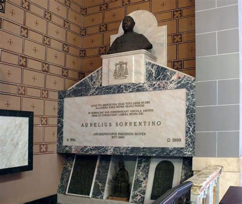 Foto del sacello di Mons. Aurelio Sorrentino con busto bronzeo