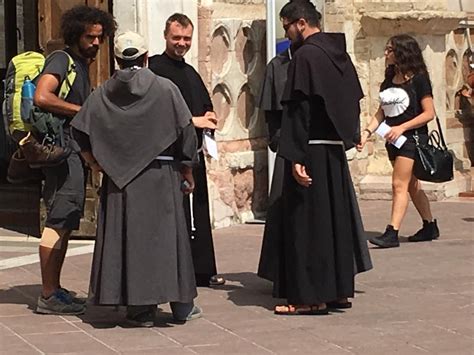 Giovani frati in preghiera e discernimento vocazionale in un convento francescano