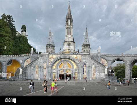 Veduta aerea del Santuario di Nostra Signora di Lourdes con la Grotta e le Basiliche