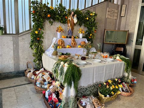 Foto di un altare di San Giuseppe a Santo Stefano Quisquina con decorazioni tipiche e cibi votivi