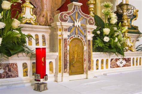 Immagine di un'Ostia consacrata o di un tabernacolo, o di Carlo Acutis in adorazione