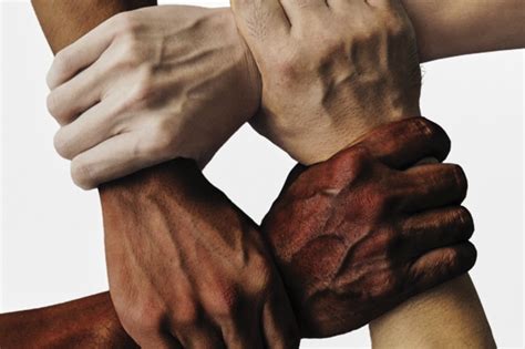 immagini che evocano la fratellanza e l'inclusione