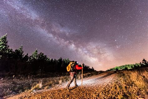 Vista notturna di un sentiero del Cammino di Santiago sotto la Via Lattea
