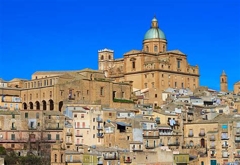 Veduta panoramica di Piazza Armerina con il Duomo in evidenza