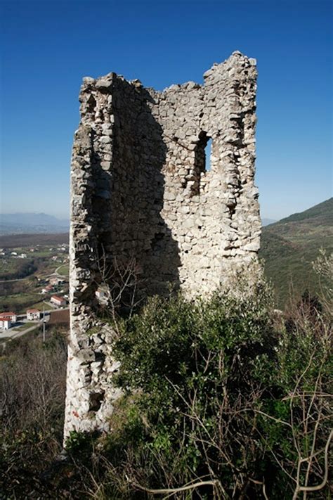 Ricostruzione storica del borgo medievale di San Salvatore Telesino con la sua rocca