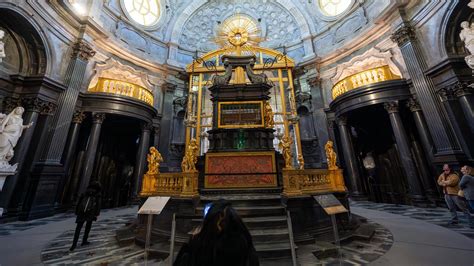 Dettaglio del sepolcro della famiglia Monsorio all'interno della chiesa