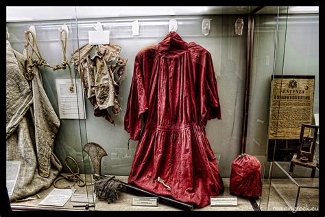 Mantello scarlatto di Mastro Titta esposto al Museo Criminologico di Roma