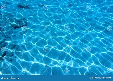 Immagine che rappresenta acqua limpida che si trasforma in una sostanza scura e minacciosa
