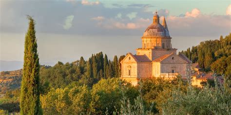 Veduta esterna della Chiesa di San Biagio con il suo prato circostante