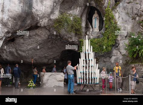 Grotta di Massabielle a Lourdes con fedeli
