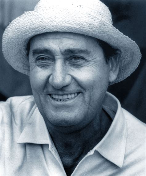 Alberto Sordi sorridente e affascinante in una foto d'archivio