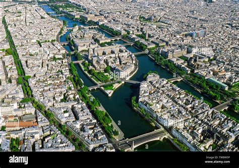 Veduta aerea della Cattedrale di Notre-Dame sull'Île de la Cité a Parigi